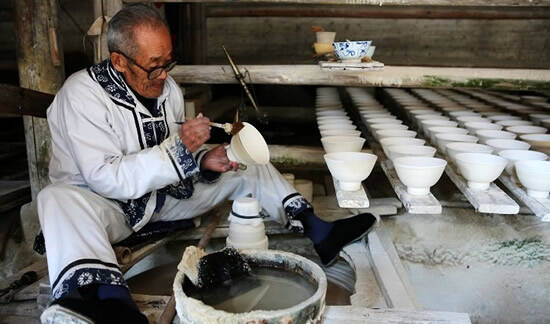 7.施釉:普通圆器采用醮釉或荡釉.琢器或大型圆器用吹釉.6.
