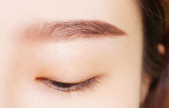 第一步:眉笔画出眉毛框架,樊胜美的眉形是平直眉,眉间距较窄,这两点要
