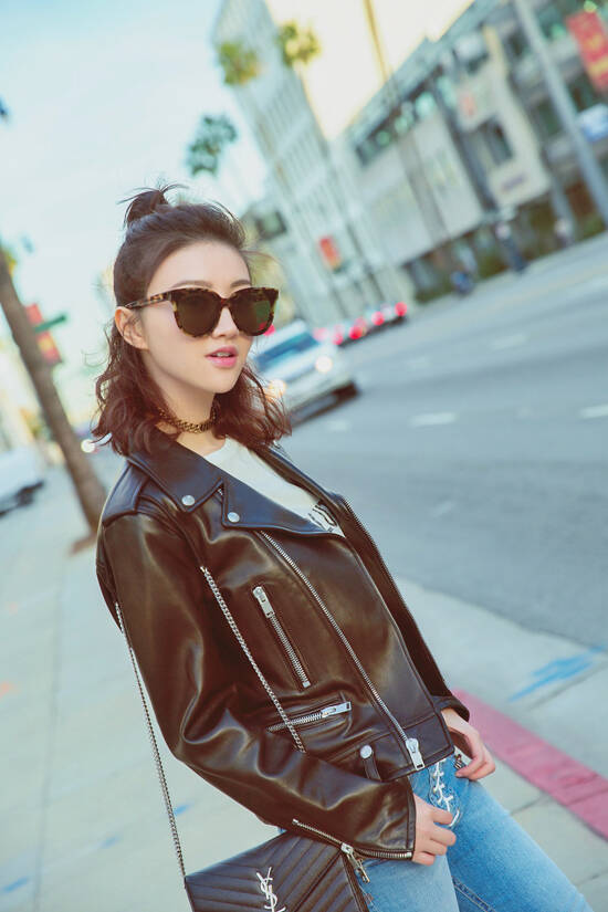 景甜洛杉矶街拍 半丸子头酷帅俏皮