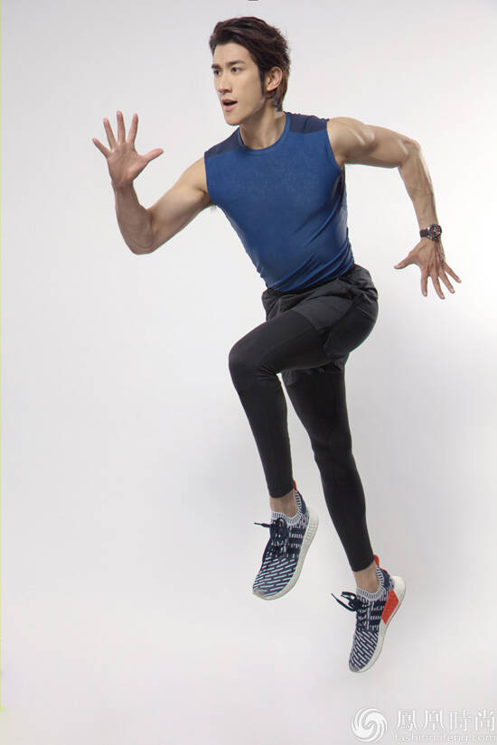 照片中,李治廷身着蓝色运动背心,肌肉线条一览无遗.