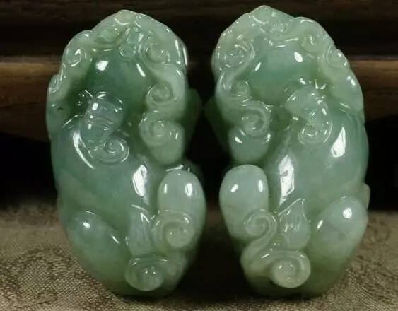 公貔貅头上只有一只角,而母貔貅头上有两只角;如果是歪头貔貅的话,把