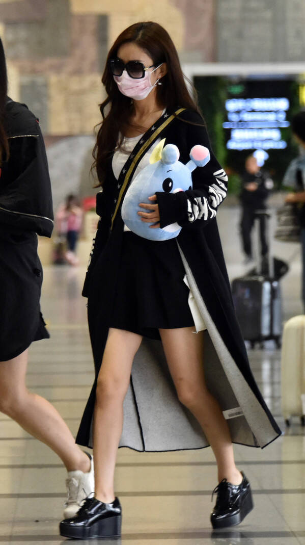 赵丽颖街拍被一大波玩偶抢镜不愧是萌主