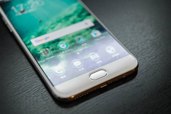 在其主打的拍照功能上,oppo r11 将配备前置双摄像头,像素达到 2000