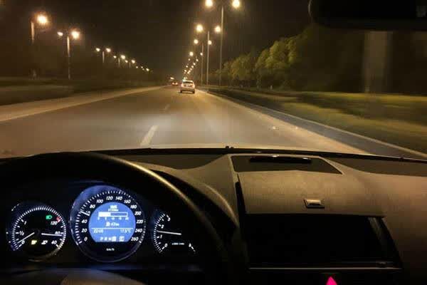 因为夜晚受众多因素的影响,开车不是很安全.