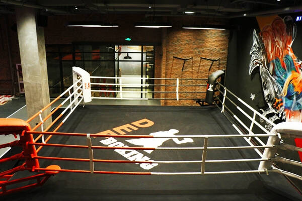 因为在拳场上,你无法预知很多意外,而防守是为了让自己免遭暴击惨状的