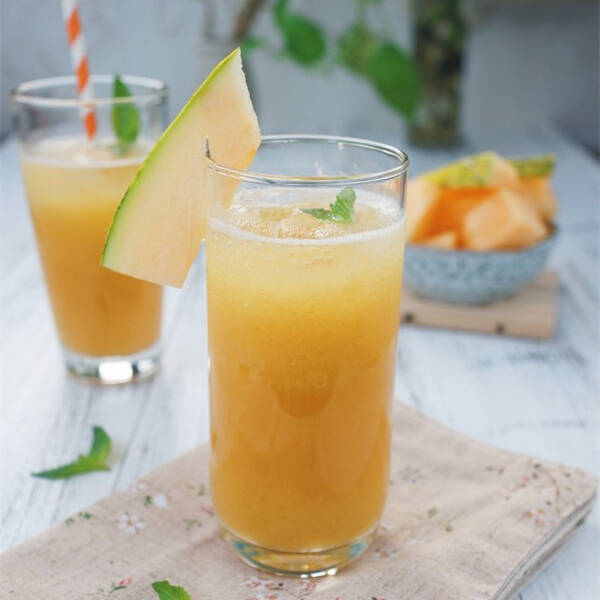 制作原料:哈密瓜250g/青苹果1个黄色冲击,顾明思议强调的是饮料自身的