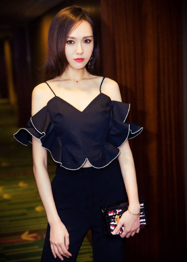 唐嫣虽然以上几位论长相绝对都算得上女神,在妆容和整体造型上还是有