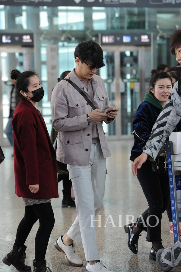 靳东机场街拍把清新风玩得麻溜