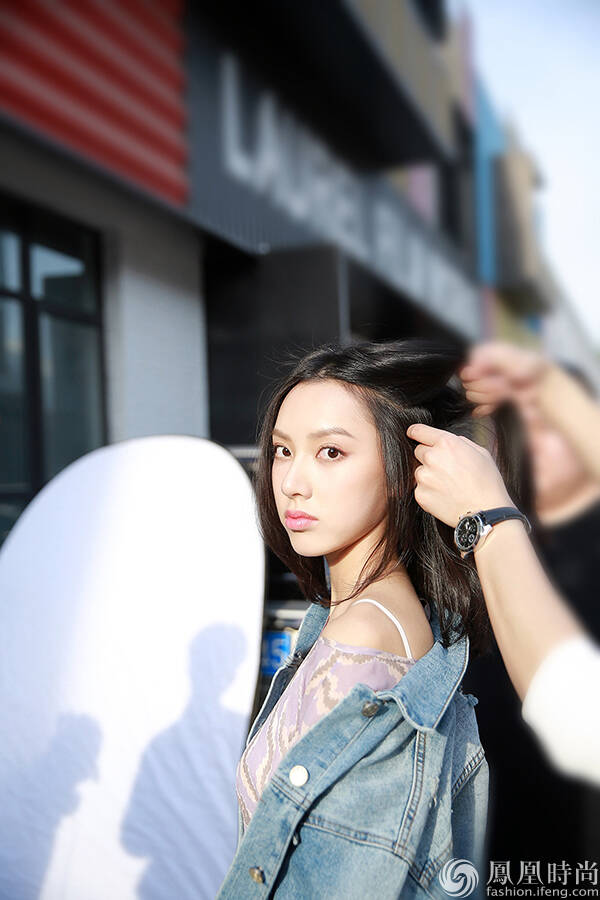 孙嘉灵大片花絮曝光 夏日"冷面少女"变身工作狂