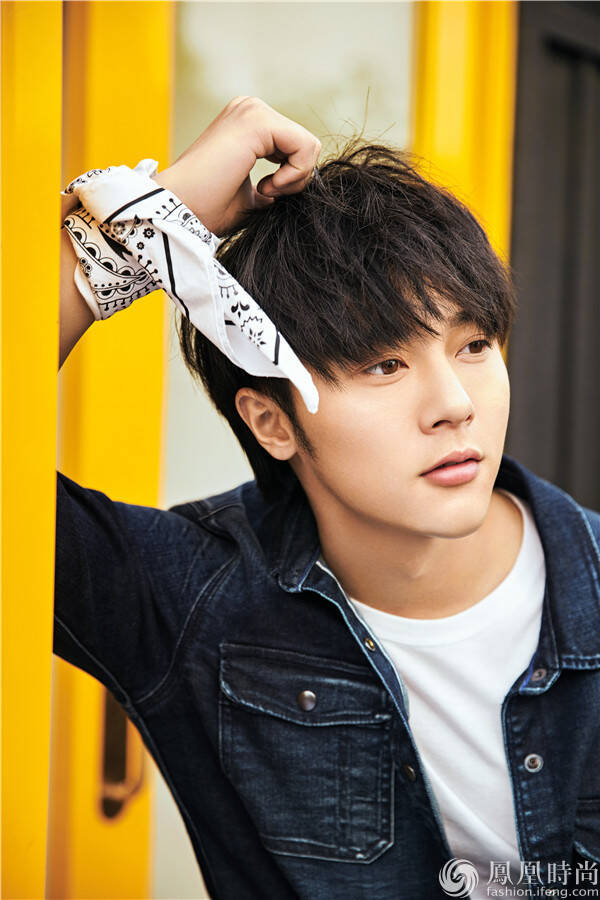 近日,95后实力小生李俊辰曝光一组个性牛仔写真,痞帅潮酷,一双琥珀色