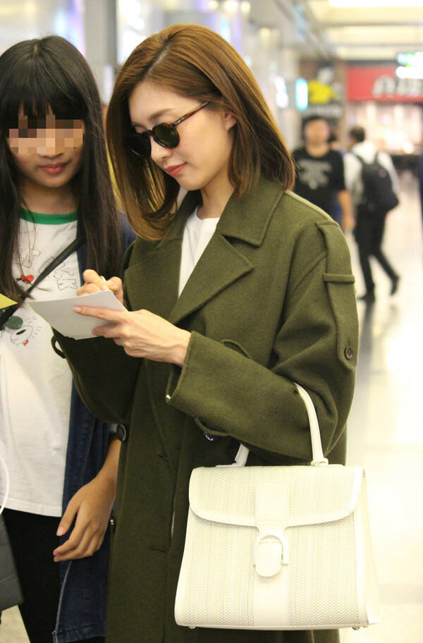 布恩 (rag & bone)皮裤:j brand小白鞋:阿迪达斯 (adidas)包:德尔沃