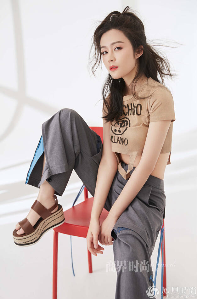 汤晶媚游走活力知性之间气质多变诠释都市新风尚