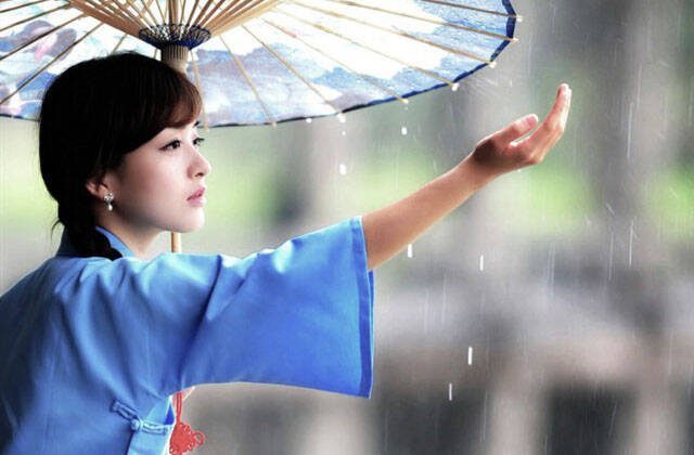 对于江南烟雨的梦幻,我们总会想起:在那悠长的古巷,有一个撑着油纸伞