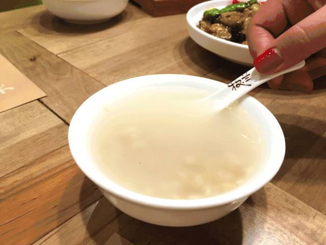 甜醅子的做法有點像酒釀,不同的是大多用燕麥或者青稞製成.