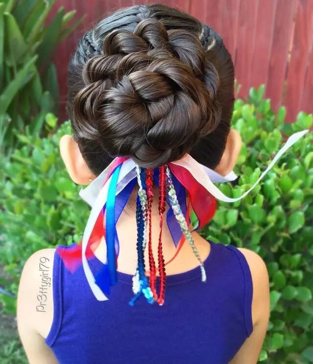 机灵可爱的盘发造型可以说在夏天是大受欢迎啦!