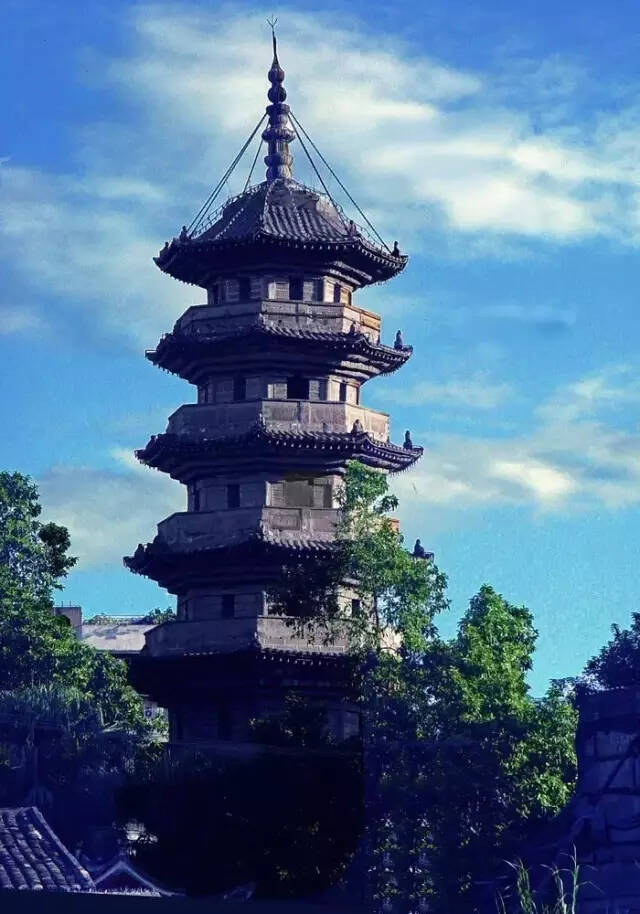 在福州,有与白塔遥遥相对,全身为花岗岩青石所砌的福州地标性建筑,叫