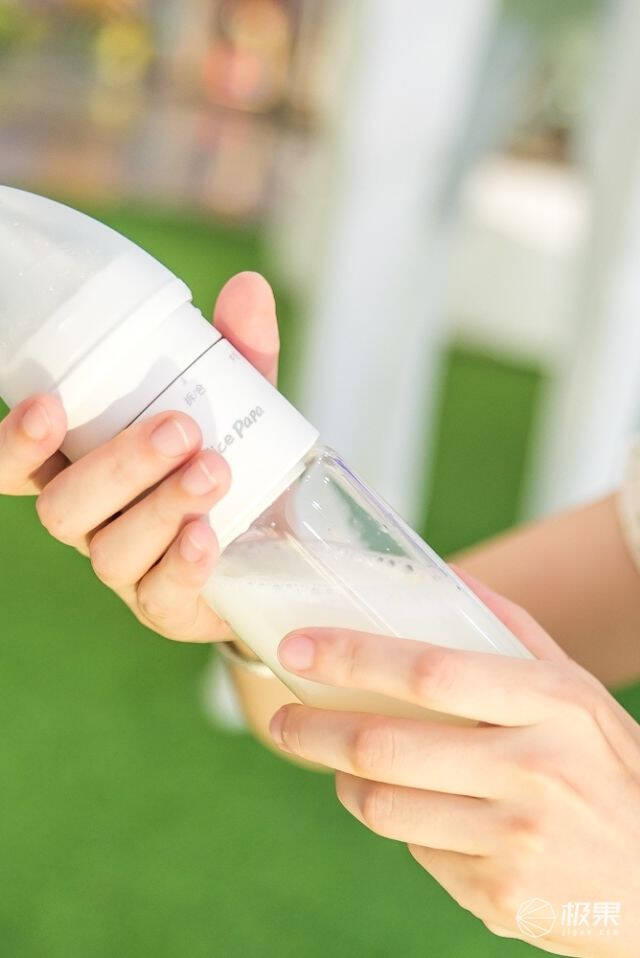 摇摇就能冲奶的智能奶瓶,让宝宝随时喝