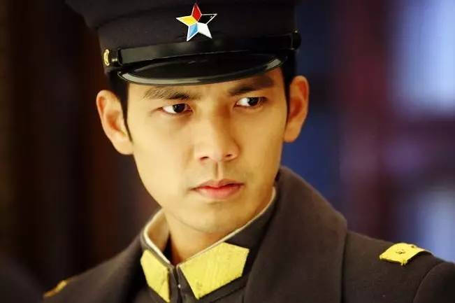 军装造型大阅兵:90位国内演员严阵以待等你检阅!