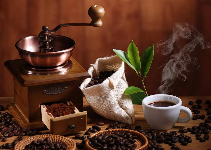 1,使用磨豆机,将咖啡豆研磨成粉(一般手冲咖啡使用