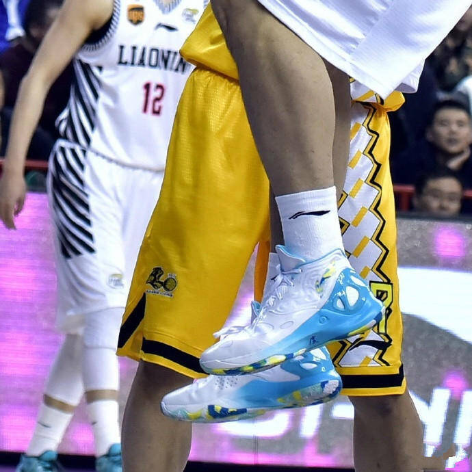 也诚意十足的为阿联,周琦等球员量身定做球鞋以符合他们的要求