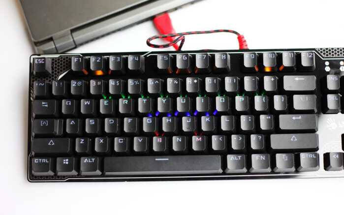 血手幽灵rgb彩漫光轴机械键盘上手体验