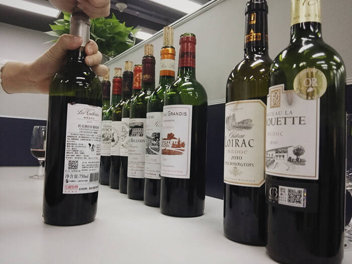 葡萄酒,产于伟大年份2010年的跃马酒庄红葡萄酒和朗瑞歌城堡红葡萄酒