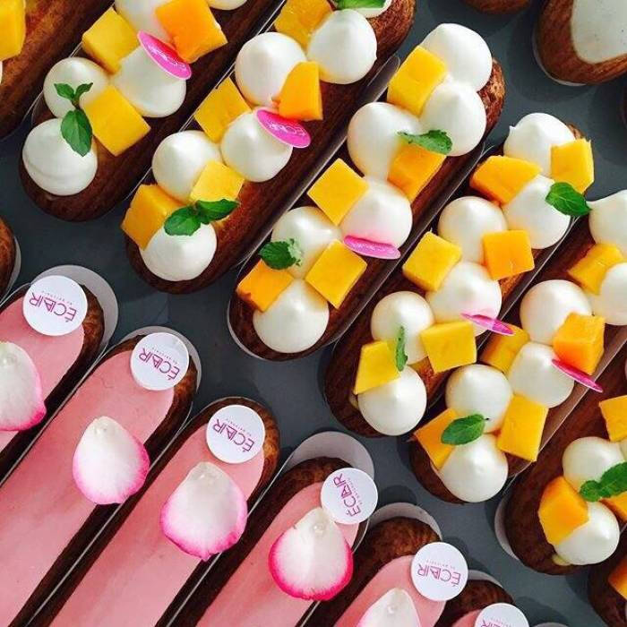 用各种不同的颜色,不同的水果,装饰出不同的闪电泡芙