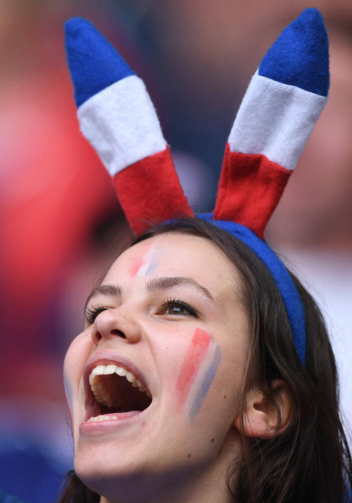 大比拼欧洲杯各国美女球迷风采各异