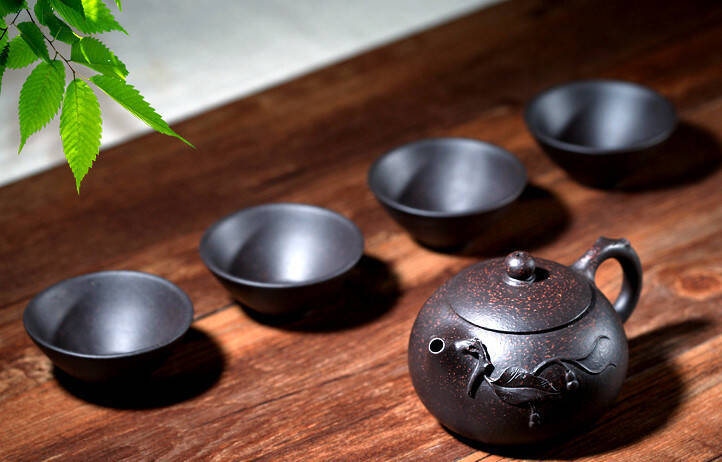 2,紫砂壶:由于普洱茶的冲泡适宜使用大一点的茶具以更好的表现出普洱