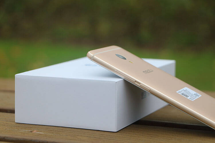 1300万 全金属机身 魅蓝系列中最具科技感的手机