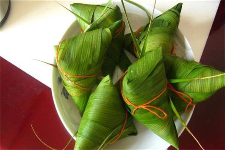 品种较多,除鲜肉粽,豆沙粽外,还有用咸蛋黄做成的蛋黄粽,以及鸡肉丁