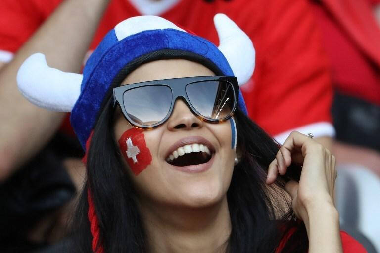 大比拼欧洲杯各国美女球迷风采各异