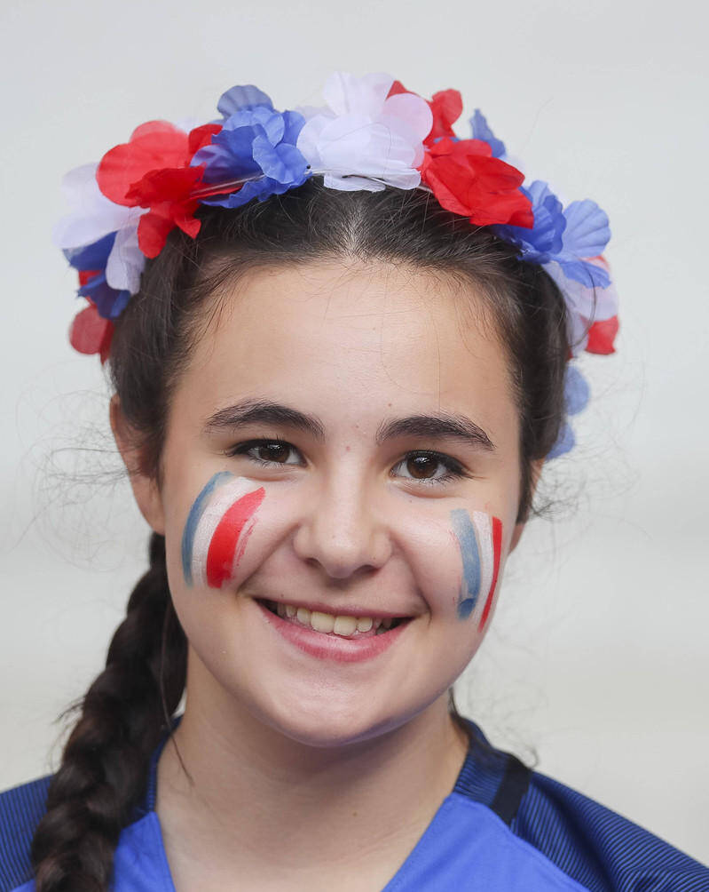 大比拼欧洲杯各国美女球迷风采各异