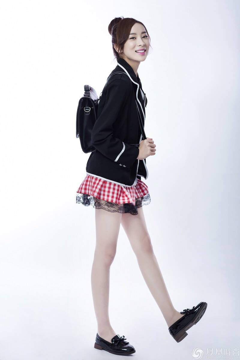 童苡萱写真秒变学生妹 青春洋溢活力四射