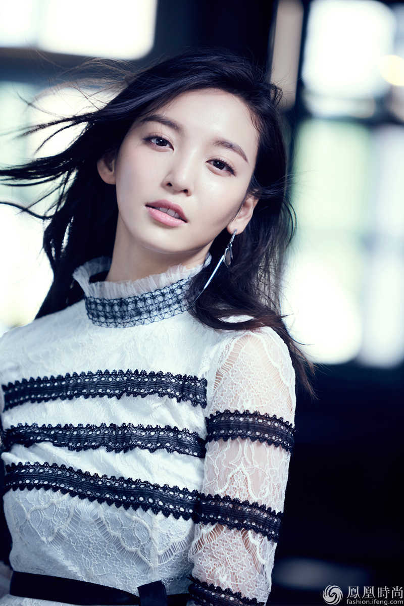 尤靖茹蕾丝镂空长裙出镜 性感清纯撩人心