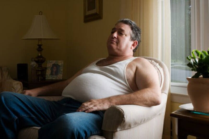 你低头看看你的肚子,坐着都快成"球"了!