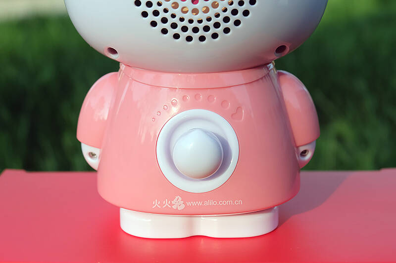 火火兔的外放喇叭设计在头后部,外壳采用涟漪式的众多小圆孔设计,透过