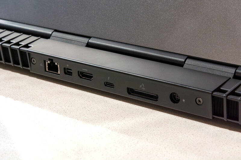 外星人15 r3的背后带有一个hdmi接口,一个mini-display接口和另外一个