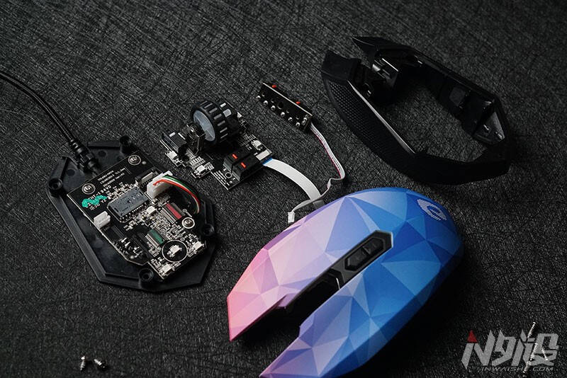 其中,em925游戏鼠标内部结构同样分两层设计,只不过em925更加彻底