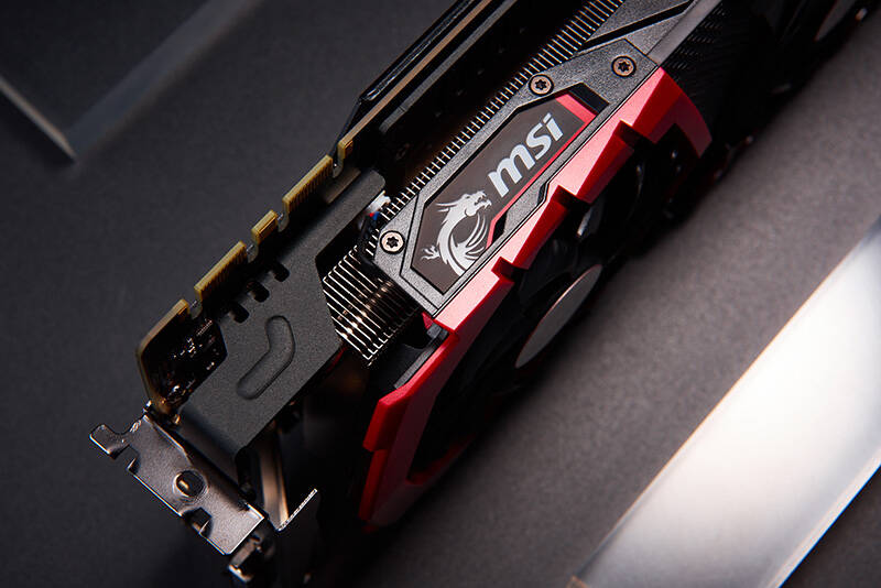 微星gtx1080ti红龙沿用了以往的外观设计风格,鲜艳的红色外圈以及红爪