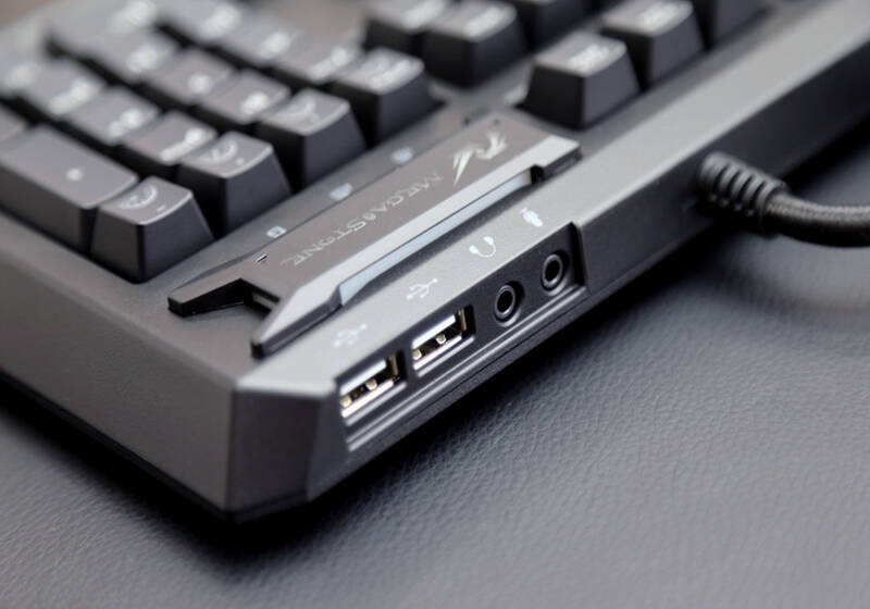 尽显红轴轻盈细腻,谜石cherry rgb机械键盘