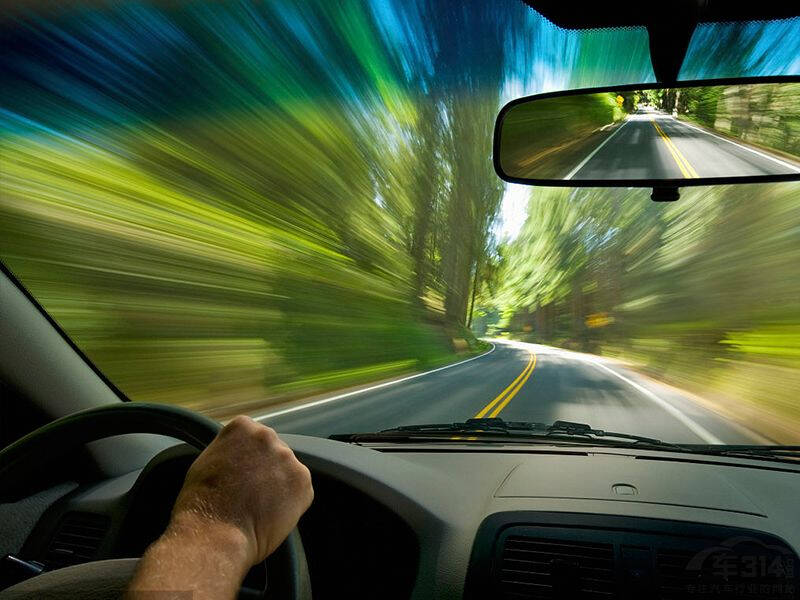 在高速上遇到缓坡,高速公路中间的隔离带将起不到任何作用,对向行驶的