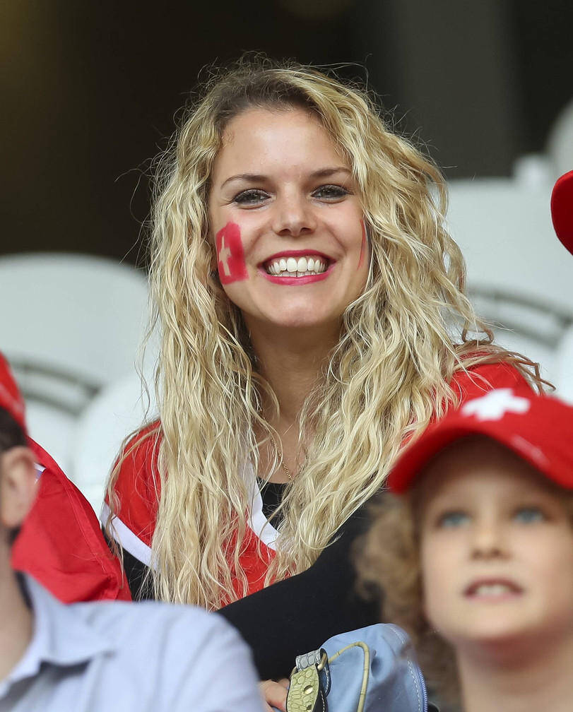 大比拼欧洲杯各国美女球迷风采各异