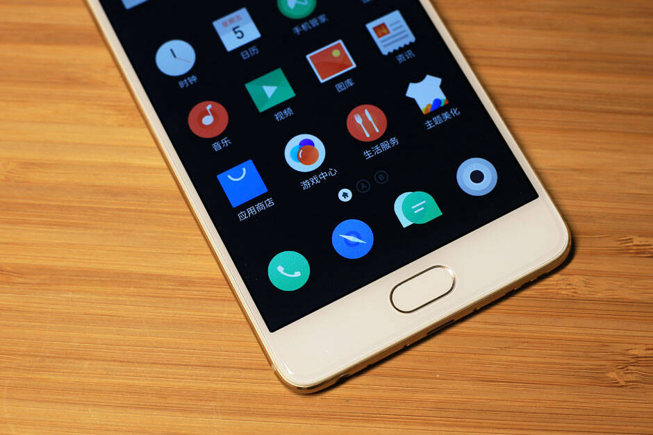 魅蓝e2的重量比上一代魅蓝e更轻,厚度更薄,还采用cnc精雕工艺,并加入