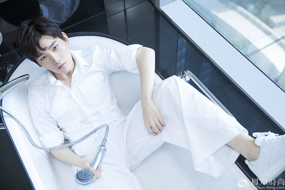 活动当晚,邢昭林身着一袭白色时装帅气亮相,身材挺拔俊朗有型,举手投