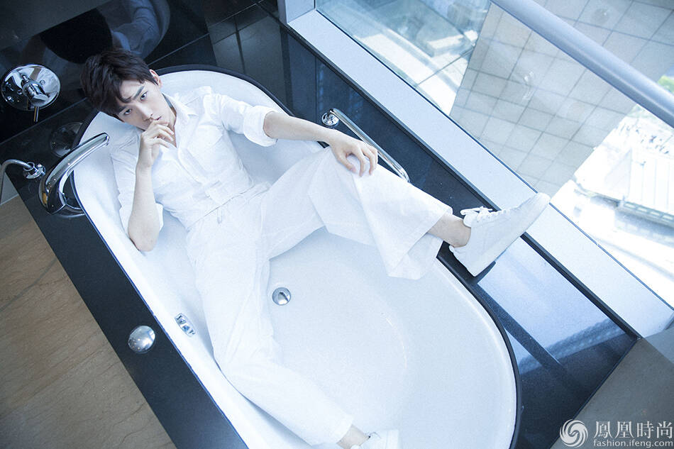 活动当晚,邢昭林身着一袭白色时装帅气亮相,身材挺拔俊朗有型,举手投