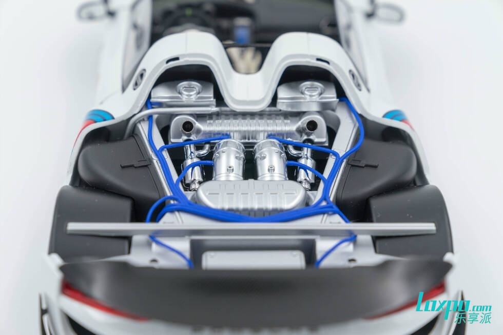 顶部的导风板座椅细节还可以立体感比迷你切的好多了中控的触屏处也是