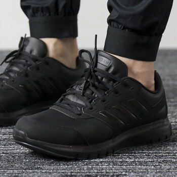 adidas黑色户外鞋