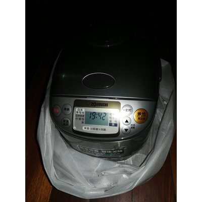 第一次买这么贵的电饭煲,外观高大上.是我喜欢的.希望耐用.