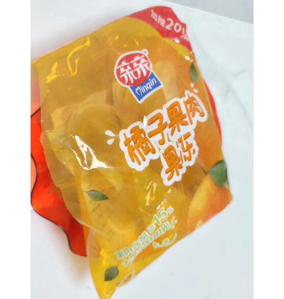 果冻是零食界不可或缺的存在,亲亲果肉果冻,有一大颗完整的橘子,果肉